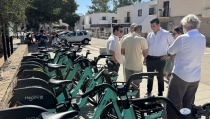 N&iacute;jar pone en marcha el servicio de alquiler de bicis el&eacute;ctricas en la costa