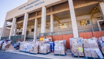 Roquetas env&iacute;a a Valencia un tr&aacute;iler cargado de productos de primera necesidad