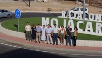 Una nueva rotonda mejora el acceso al Centro de Salud y el intercambiador de Moj&aacute;car