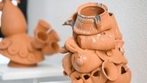 Jos&eacute; Miguel Garc&iacute;a actualiza la cer&aacute;mica tradicional con una exposici&oacute;n