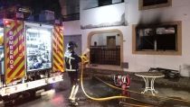 Los bomberos extinguen un incendio en el interior de un d&uacute;plex en Cabo de Gata