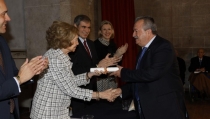 La reina em&eacute;rita entrega a Pulp&iacute; el Premio Hispania Nostra por la Geoda