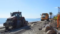 Costas aporta 13.500 metros c&uacute;bicos de arena a las playas de Vera