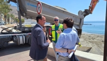 Comienzan los trabajos de aportaci&oacute;n de arena en la playa de Aguadulce