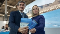 Adra promociona en FITUR la nueva gu&iacute;a de rutas y senderos y la gu&iacute;a de playas