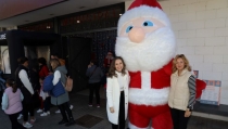 Un Pap&aacute; Noel gigante invita a comprar y consumir en los comercios de El Ejido