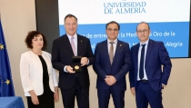El astronauta Miguel L&oacute;pez-Alegr&iacute;a recibe la Medalla de Oro de la UAL