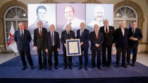 El doctor Francisco Ortega Vi&ntilde;olo recibe el Escudo de Oro de la Provincia
