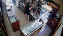 Detienen a una mujer acusada de robar en seis joyer&iacute;as de Roquetas de Mar