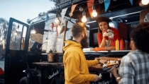 Teatro y m&uacute;sica en la calle, en el I Encuentro de Food Trucks de V&iacute;car