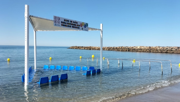 La playa de Levante de Almerimar cuenta con una nueva zona de ba&ntilde;o accesible