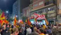 Centenares de personas protestan contra la amnist&iacute;a frente a la sede del PSOE