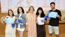Una estudiante representa a Radio UAL entrevistando a europarlamentarios