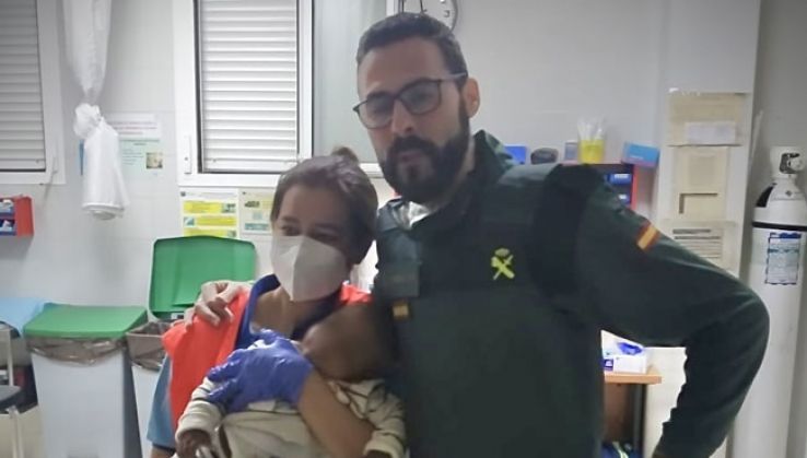 La Guardia Civil salva la vida a un beb&eacute; de siete meses en Roquetas de Mar
