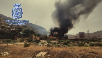 Rescatan a una mujer de un incendio en una zona de infraviviendas de Almer&iacute;a