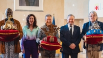 La alcaldesa entrega las credenciales a los nuevos emisarios de los Reyes Magos