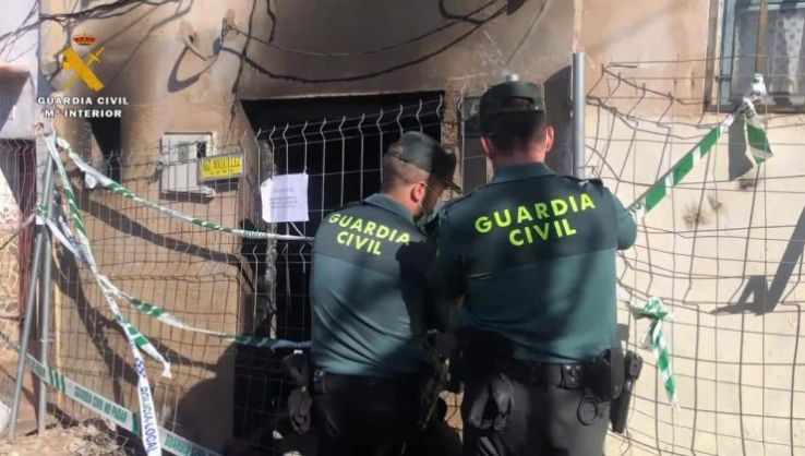 Una embarazada, intoxicada por el humo de un incendio en Roquetas de Mar