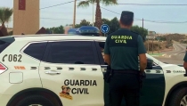 Un Guardia Civil presta auxilio a un hombre con s&iacute;ntomas de asfixia
