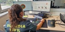 La Guardia Civil esclarece una estafa y un blanqueo por la compra de carretillas