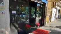 Los comercios de V&iacute;car se visten de rojo de cara a la Navidad